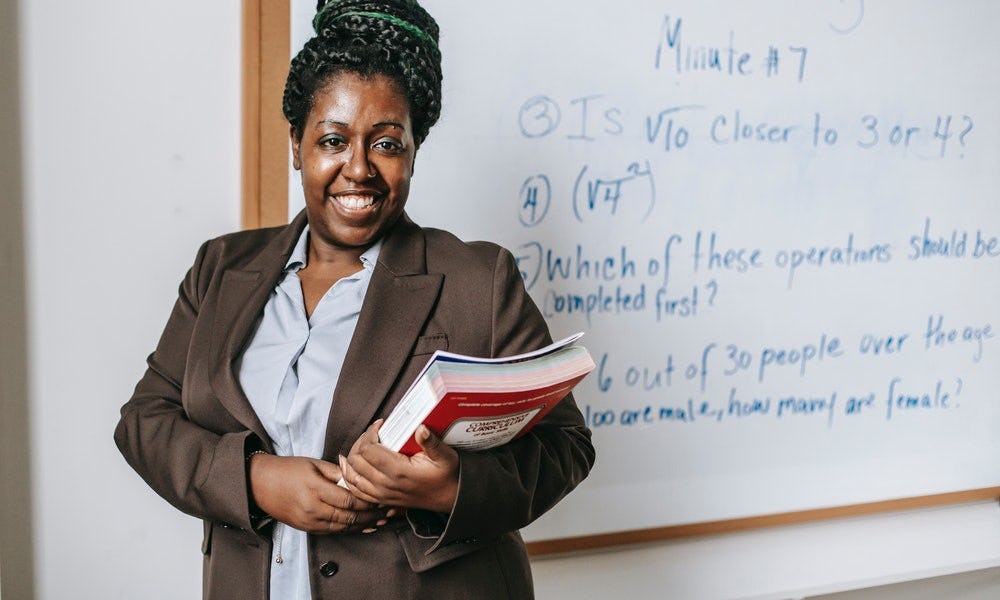 Mujer sostiene ejemplos de poemas largos para maestros