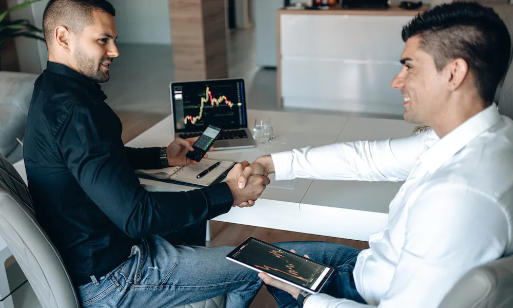 Acuerdo entre hombres luego de tomar una buena decisión financiera