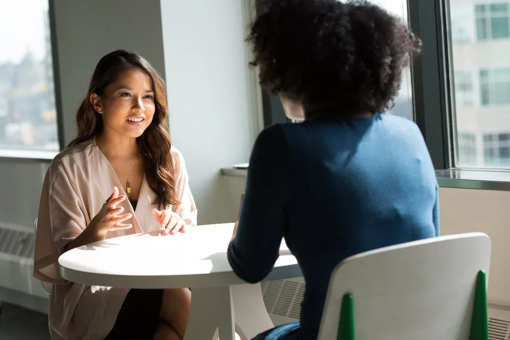 mujeres hablando en una oficina