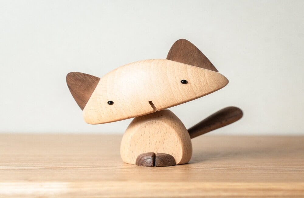 un art toy hecho en madera