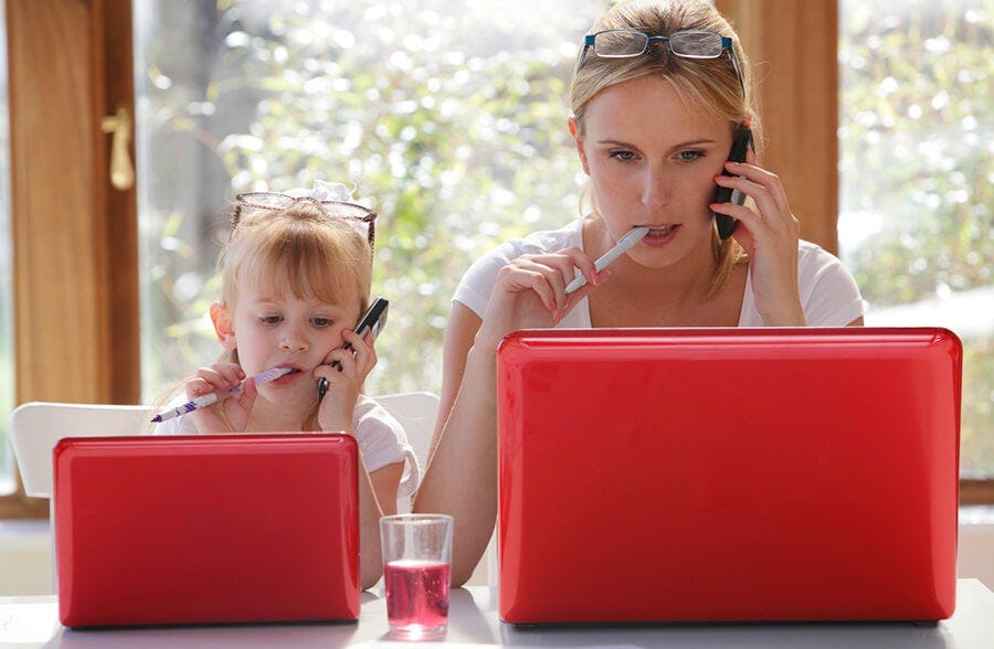 niña imitando a su mamá