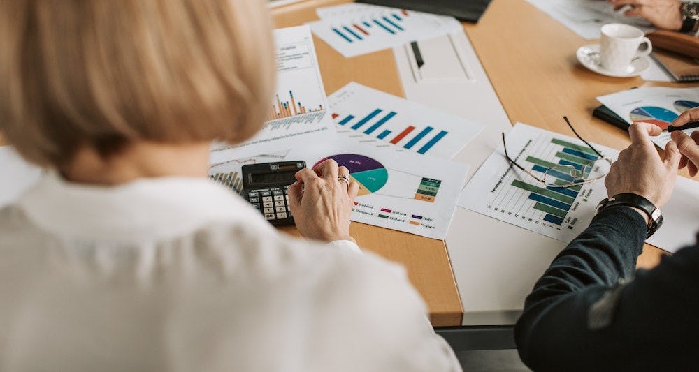 Equipo de trabajo hace segmentación de mercado