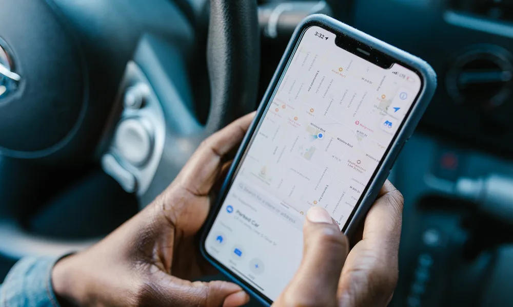 persona sosteniendo smartphone con gps