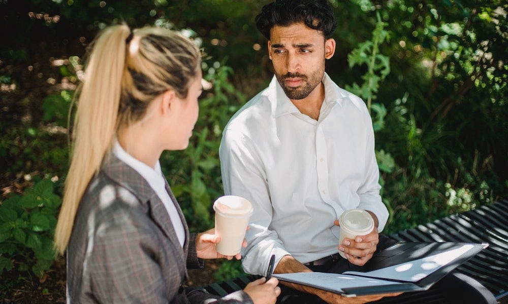 conversacion entre jefa y empleado