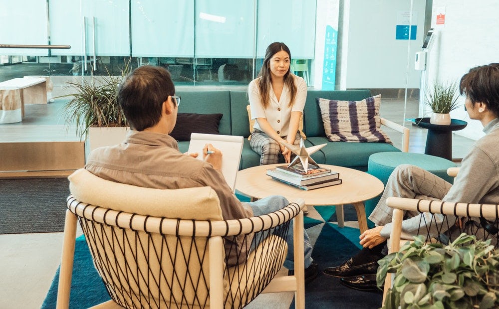 Entrevistadores haciendo una entrevista de trabajo exitosa.