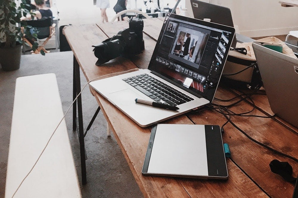 Una escritorio con artículos de edición de videos para facebook watch