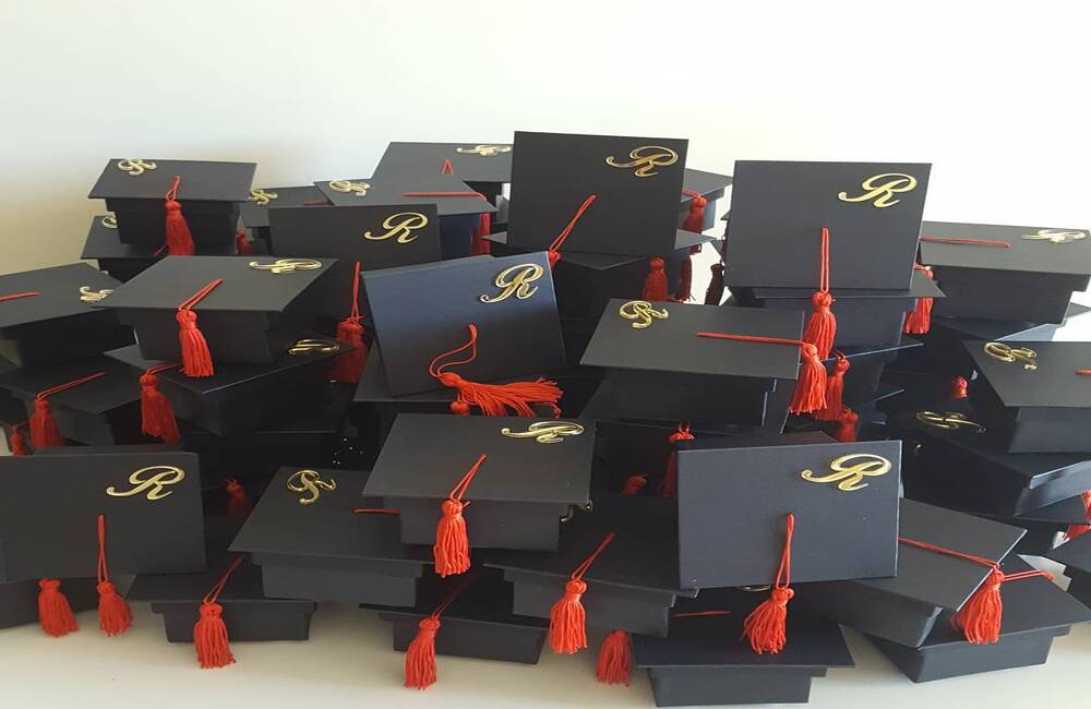 ideas para decorar un gorro de graduacion