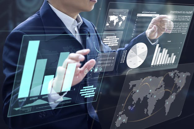 hombre analizando datos virtuales Data Driven