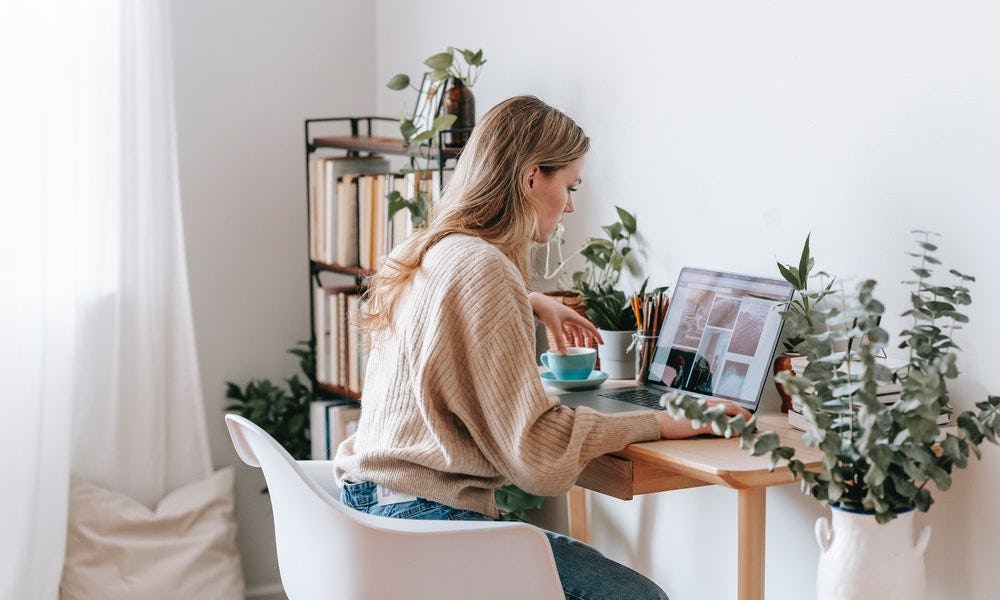 Mujer observa su libro de fotos digital