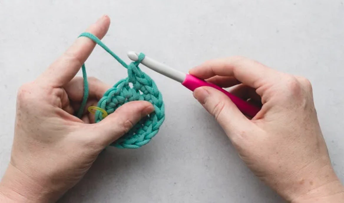 Sujetando el crochet en forma de cuchara