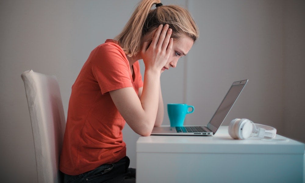 Mujer afectada por las características del overthinking