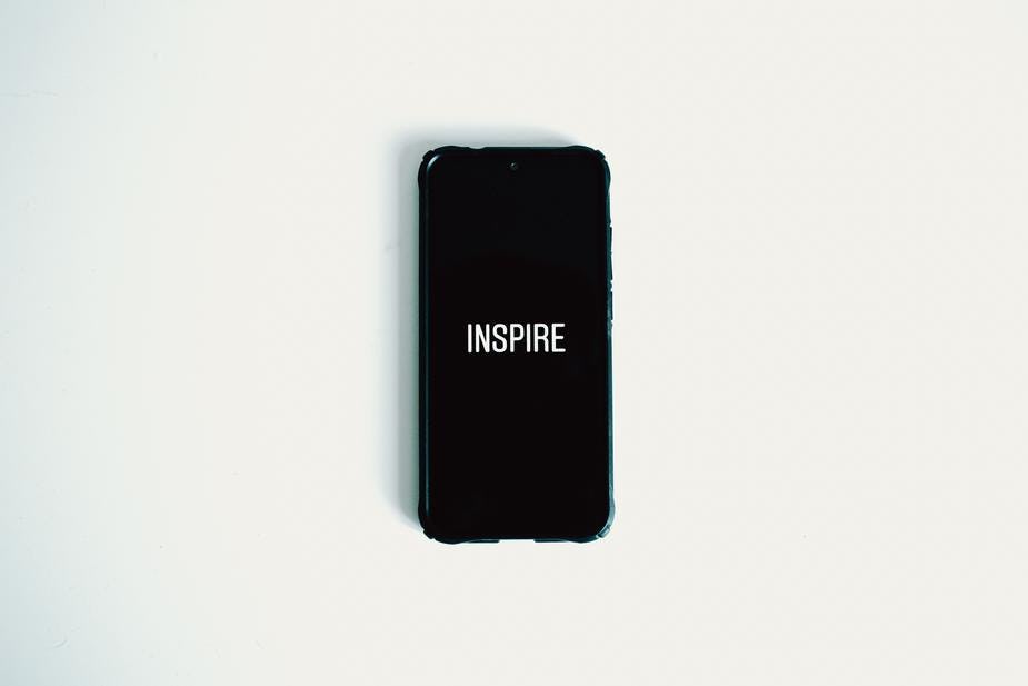 iPhone con la palabra "inspire" en la pantalla