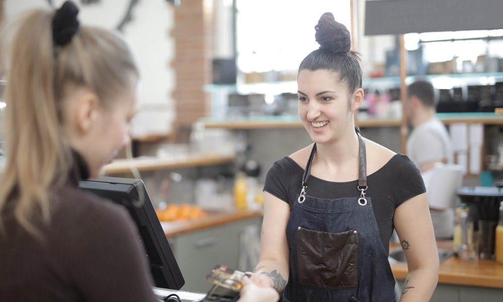 Comerciante con un buen trato hacia su cliente ideal 