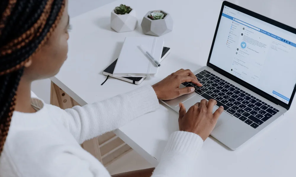 Mujer intenta fusionar páginas en Facebook