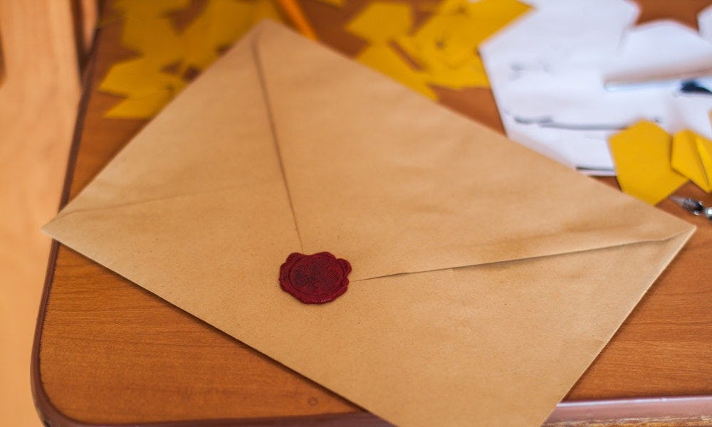 Sobre con carta de renuncia laboral