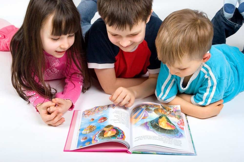 niños leyendo un cuento tradicional
