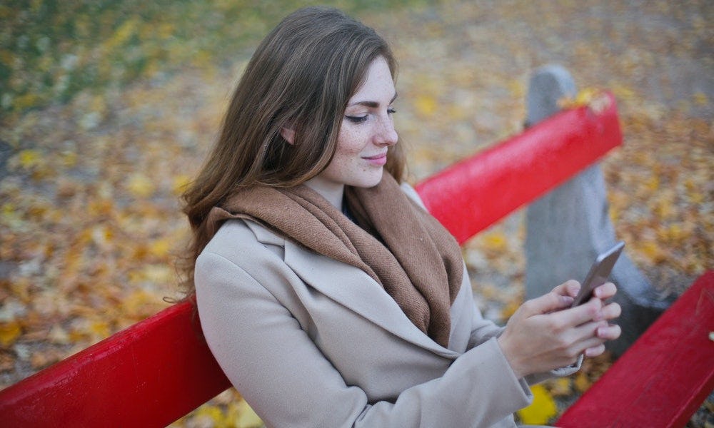 Mujer que sigue un horario de conversación en base a lo mencionado en los ejemplos de reglas para un grupo de WhatsApp