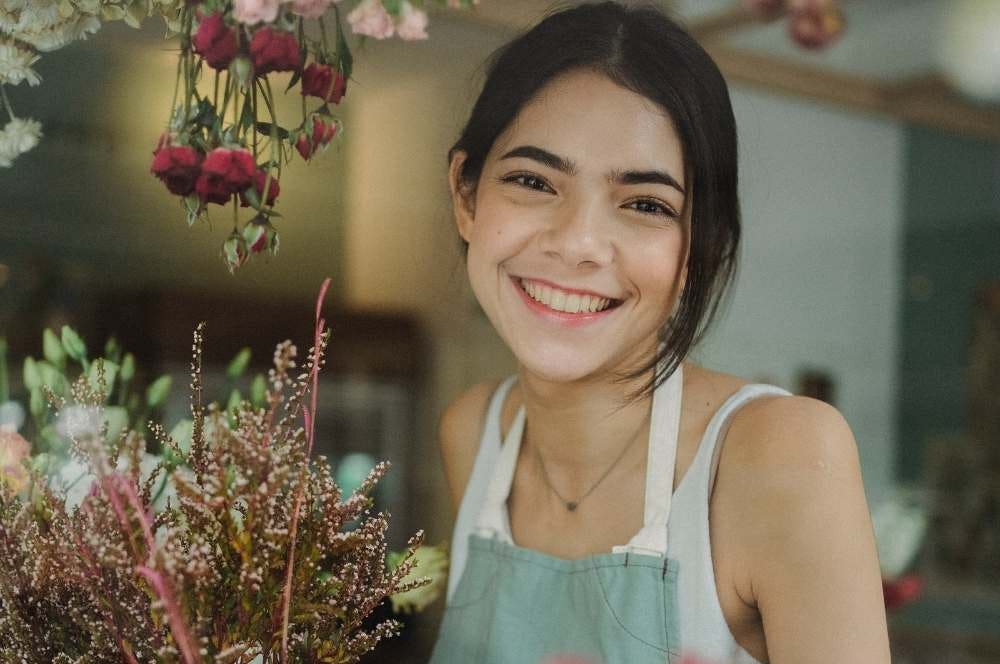 Fotografía de ejecutiva de ventas de una florería.