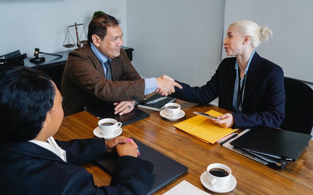 personas cerrando trato