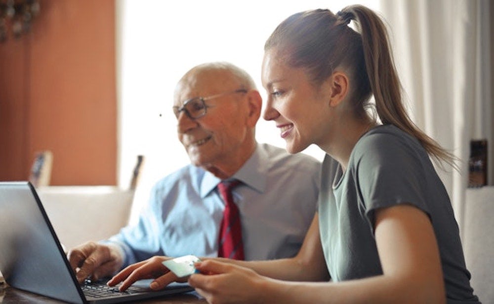 Asistencia al cliente mujer hombre mayor