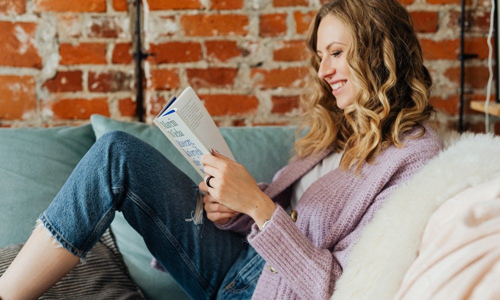 Mujer contenta luego de leer los poemas largos y bonitos de agradecimiento