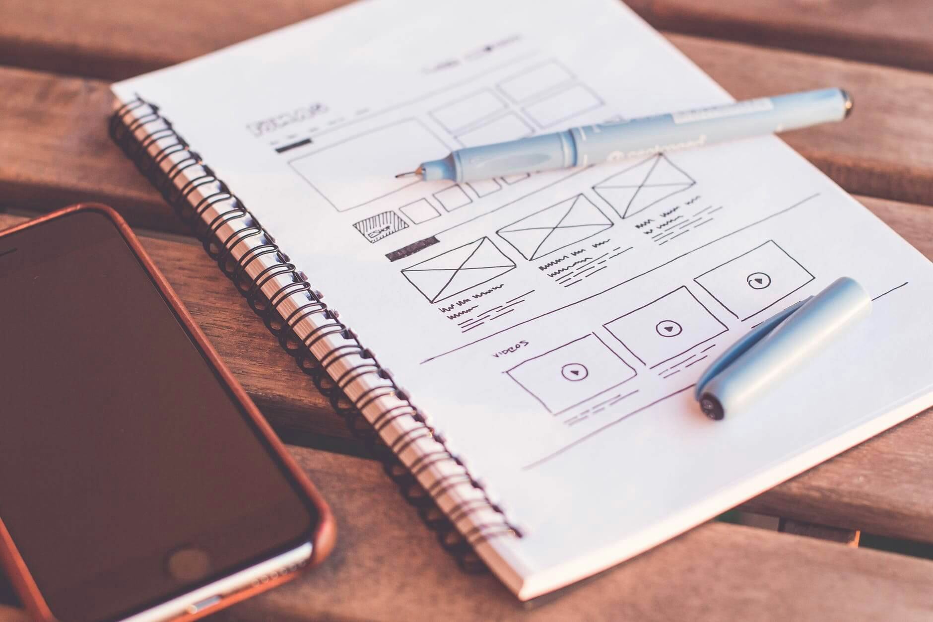 Boceto de diseño web en un cuaderno
