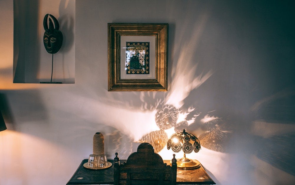 lampara encendida sobre una mesa