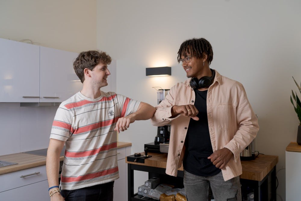 compañeros y señal de colaboración