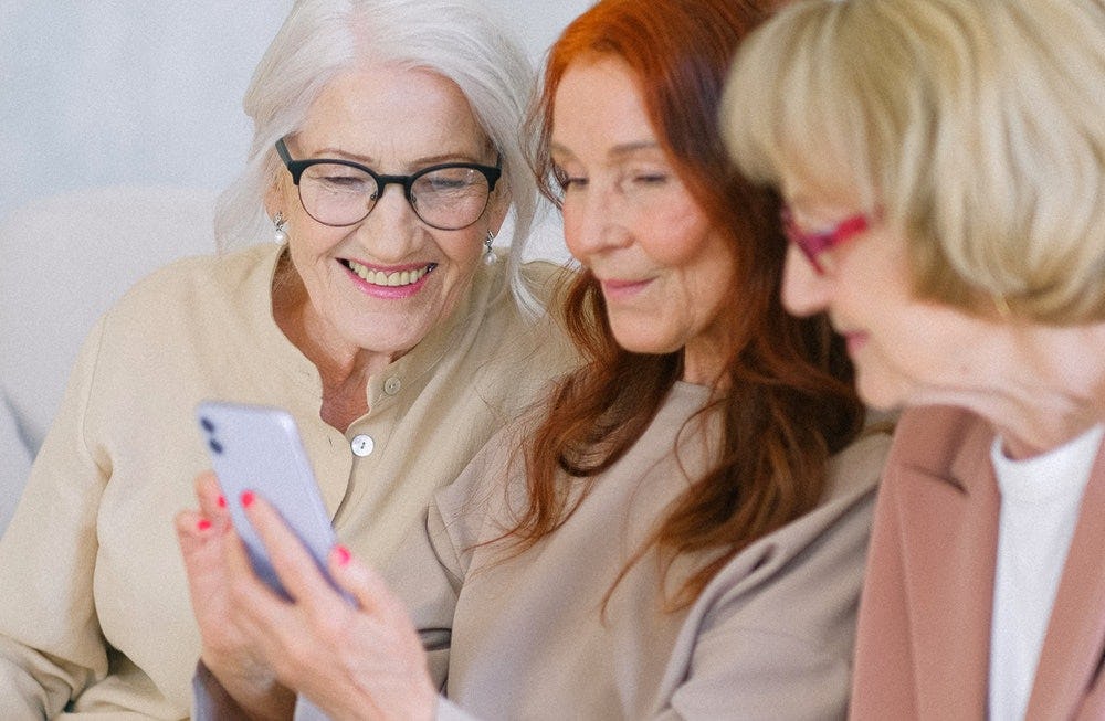 Señoras descubriendo la busqueda visual