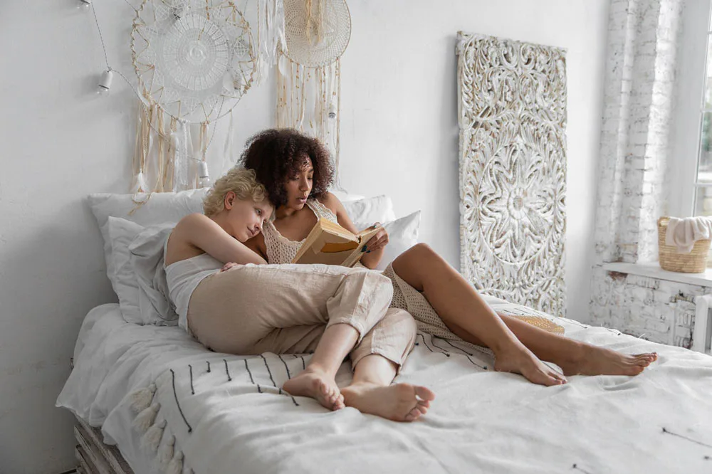 dos personas leyendo en voz alta