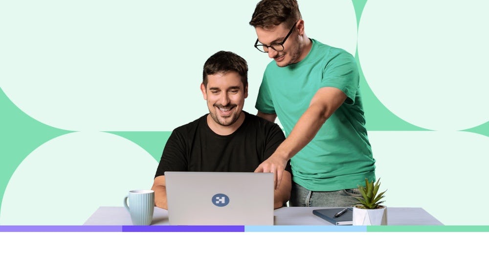 hombre mostrándole algo a otro hombre en un computador