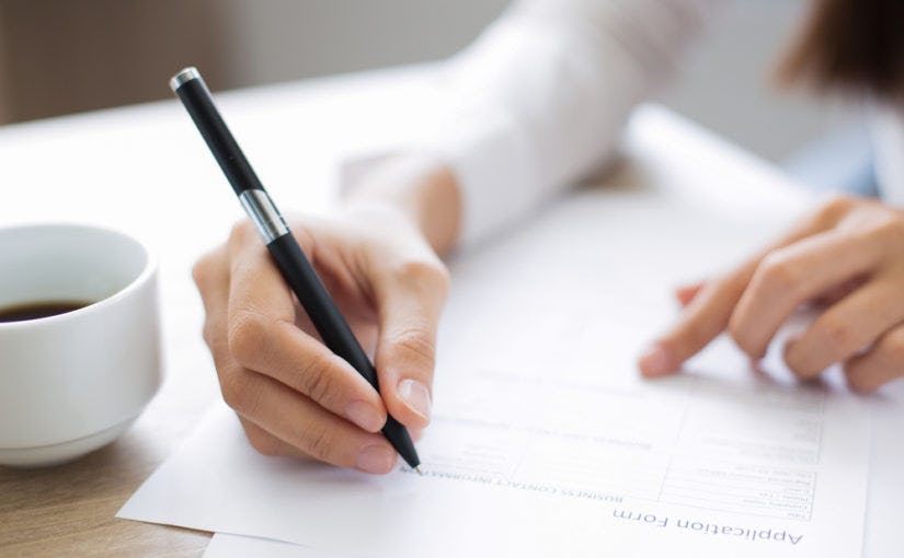 joven redactando un perfil profesional en su CV