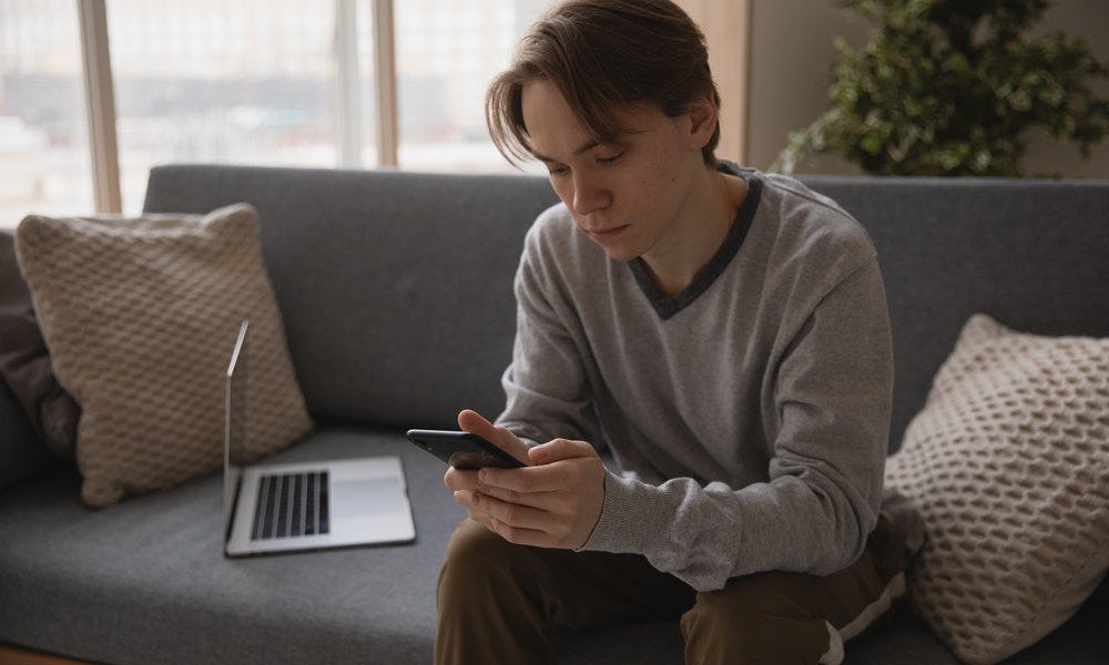 Hombre enojado con integrante que no respeta las reglas de WhatsApp de no usar mayúsculas 