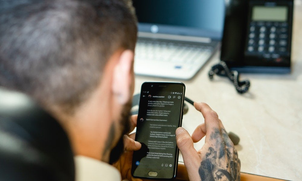 Hombre conversa de forma sencilla y cumple con la finalidad de un grupo de WhatsApp