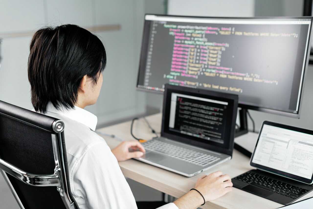 desarrollador web escribe un código con Java Netbeans