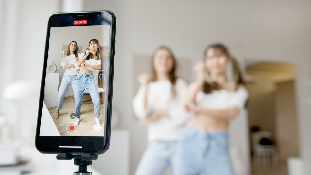 mujeres bailando y grabando un video para instagram