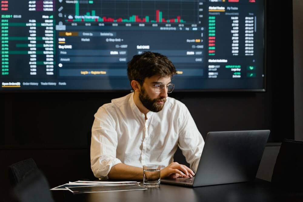 hombre revisando inversiones digitales