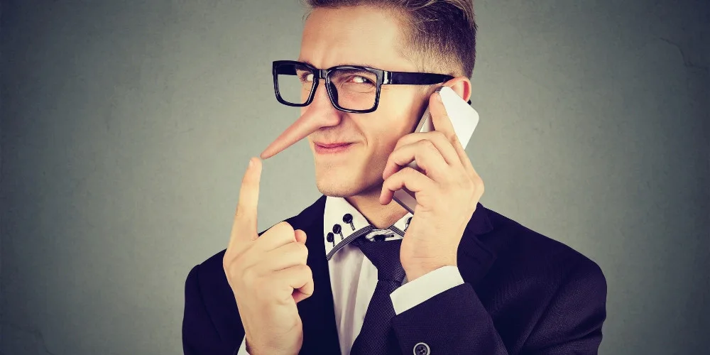 Hombre con nariz muy larga