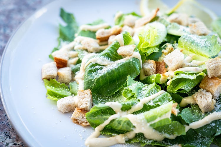 Cómo aprender a preparar una ensalada césar