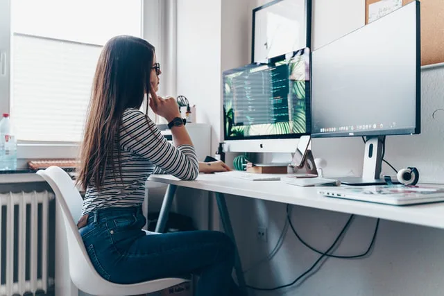 joven en home office