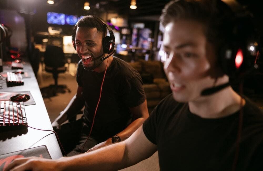 dos jóvenes juegan por twitch