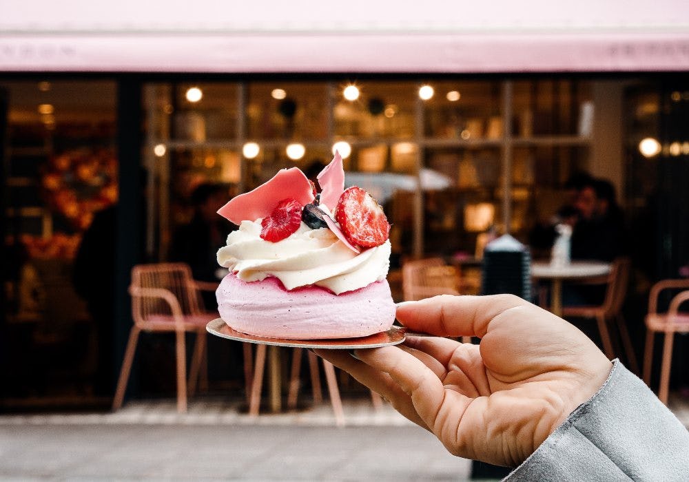 postre al frente de una postrería