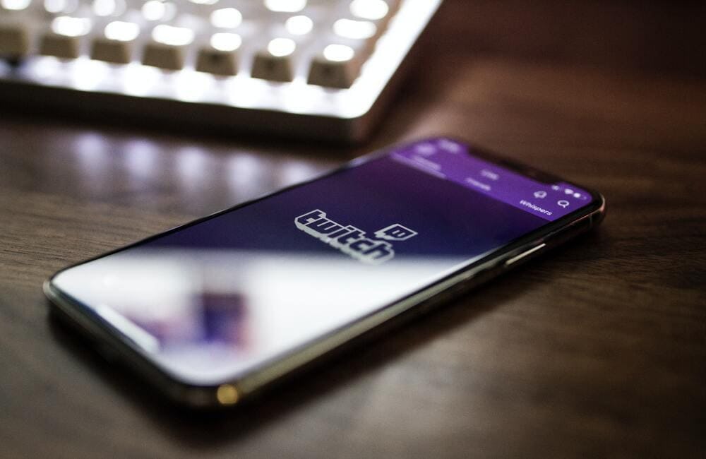 el logo de twitch en la pantalla de un smartphone
