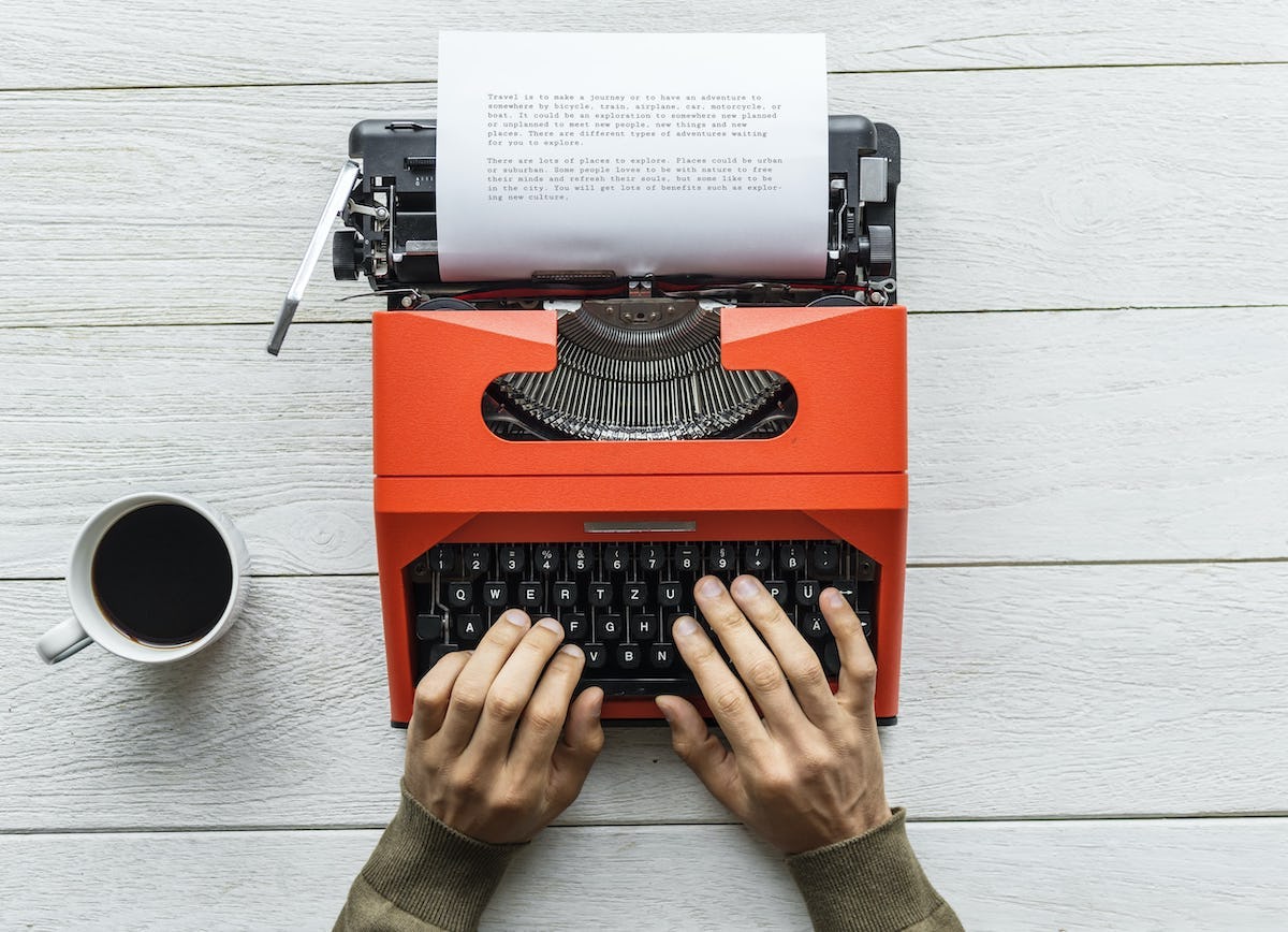 persona escribiendo en maquina de escribir