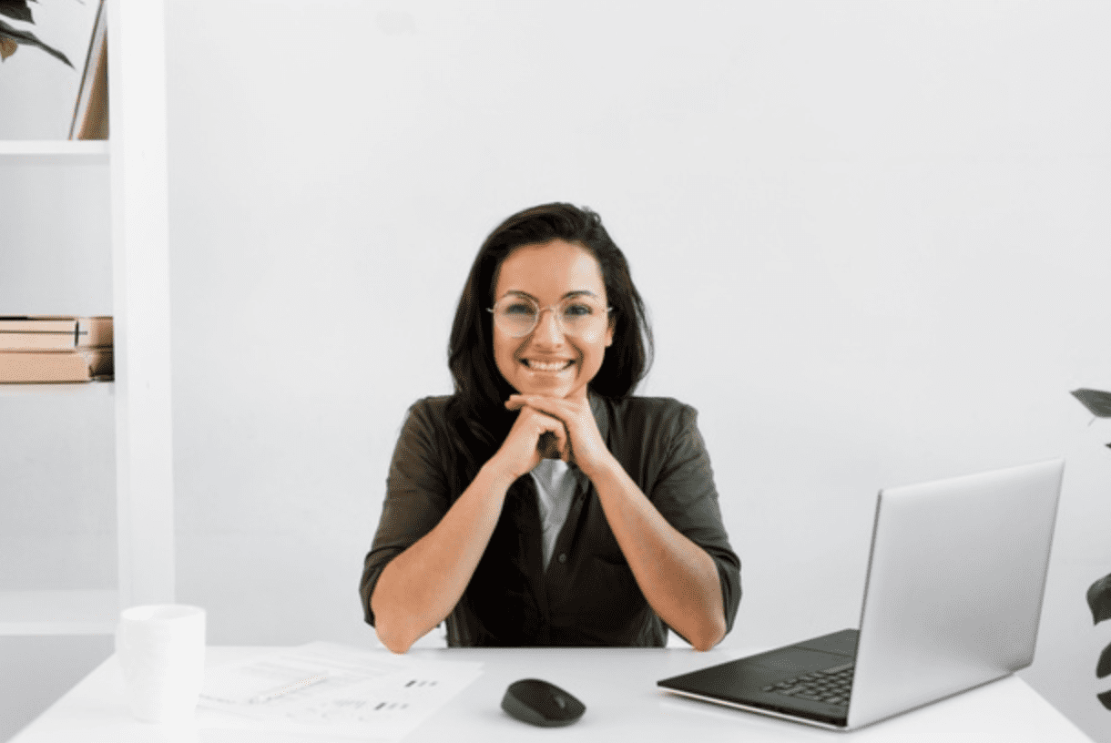 mujer-computadora-escritorio