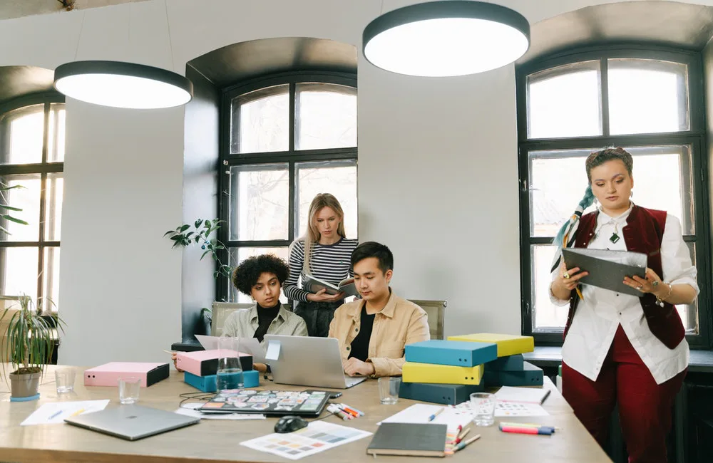 Equipo de ventas y marketing trabajando juntos en el Account Based Marketing.