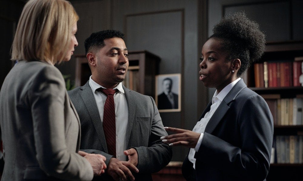 Jefa conversa con empleados y ejerce su buen manejo de un conflicto laboral