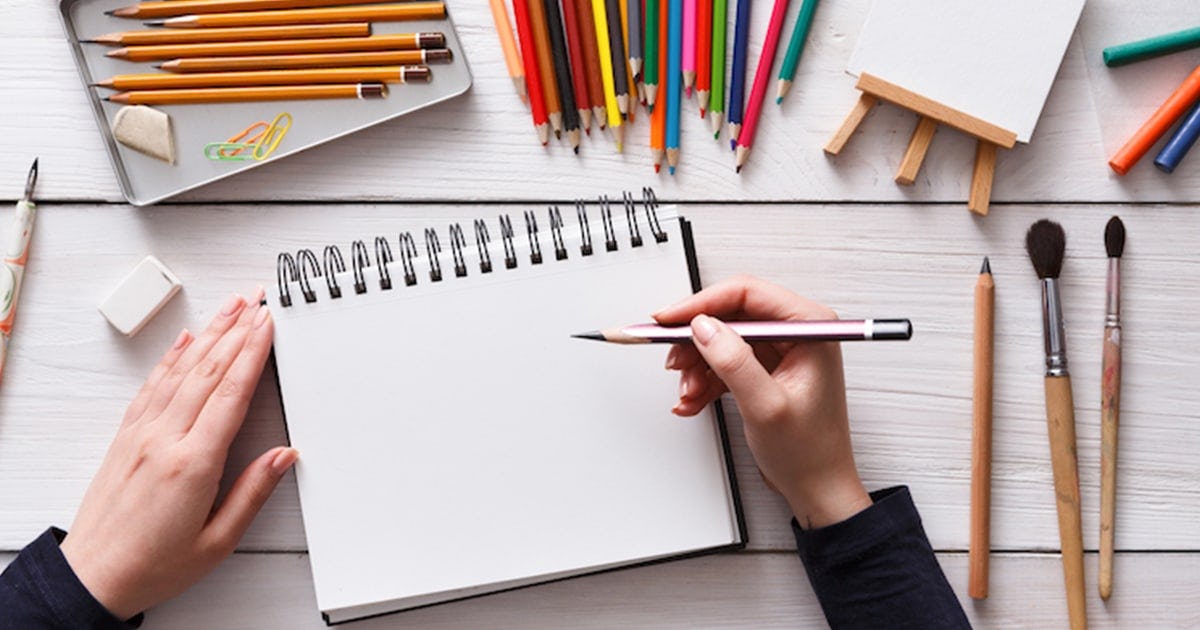 persona definiendo tamaño del soporte para dibujar en cuadrícula