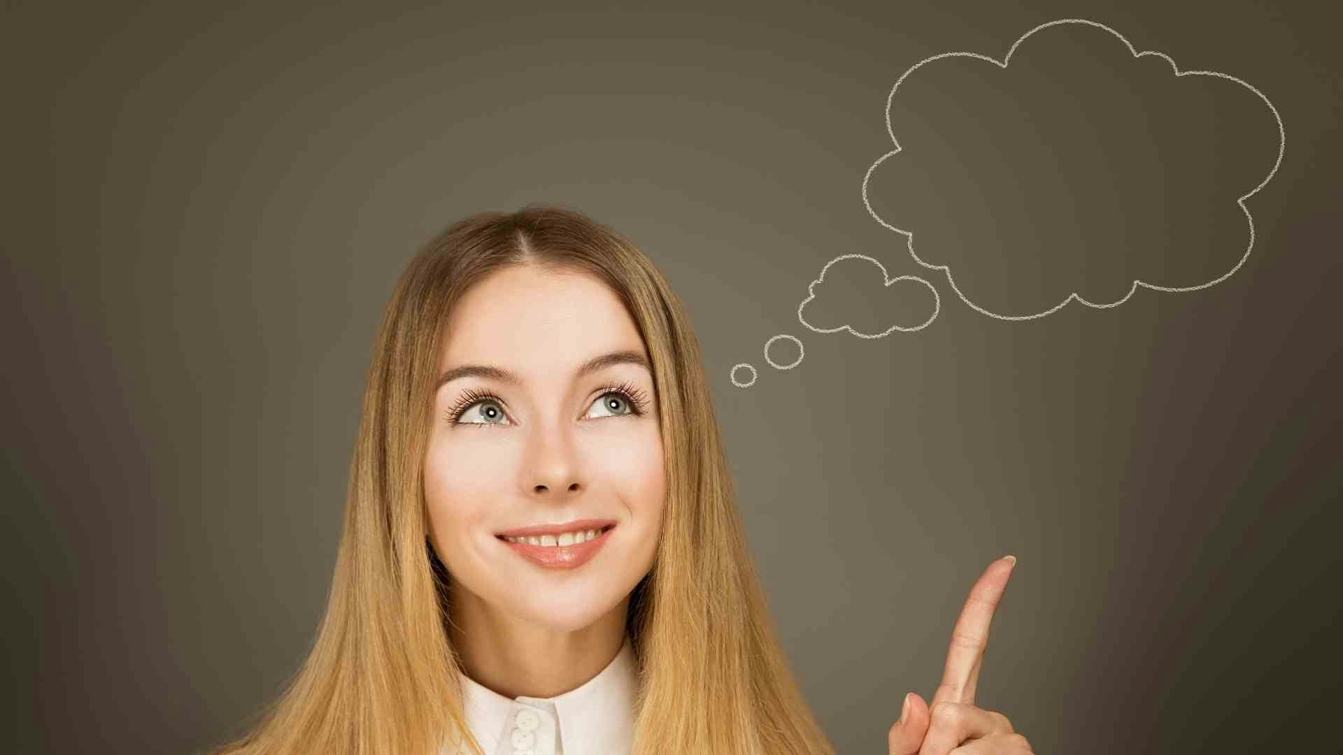 mujer pensando solución acertijo pensamiento lateral