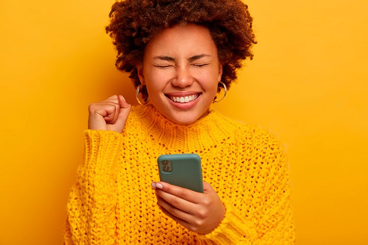 Mujer que se siente satisfecha por recompensa